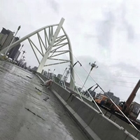 Estructura de Puente Arqueado de Acero de Gran Envergadura con Instalación de Grúa para Proyectos de Ingeniería