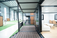 Casa Contenedor Expandible de Doble Ala con Techo a Dos Aguas, Villa Prefabricada para Proyectos Residenciales y de Hostelería