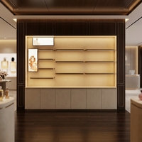 Support d'affichage cosmétique LED moderne avec bordure dorée, doté d'une base de rangement, idéal pour les salons de beauté et les showrooms de cosmétiques