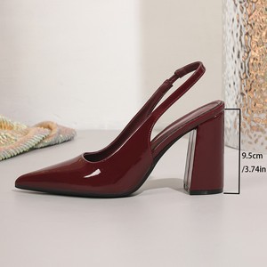Sandales élégantes à talon bloc brillant pour femme, en cuir verni bordeaux foncé, à bout pointu, avec bride arrière extensible, style escarpins habillés - Product Image 2