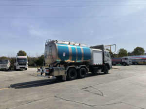 Used Oil <b>Tanker</b> <b>Truck</b> 4x2 251-350hp 15001-30000L Capacity 3300mm Diesel Manual Transmission 6-Speed 4.4-6L Engine 41-50t Load - Product Image 2