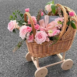 Cesta de Flores Tejida de Mimbre con Forma de Cochecito de Bebé y Asa, Decoración Rústica Adorable, Decoración para Bodas y Hogar - Product Image 3