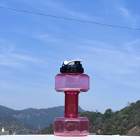 Bouteille de sport créative et portable en plastique PET de 2,2 L, écologique, avec couvercle, couleur et logo personnalisables, pour la salle de sport et l'extérieur