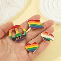 Fabricant Love Is Love LGBT Pride Rainbow Flag Broche en émail doux Chapeau Vêtements Cravate Écharpe Bouton Pin Badge Épinglettes personnalisées