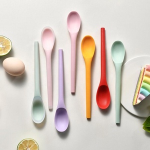 Cuchara de Silicona de Grado Alimenticio para el Hogar, Cuchara de Silicona Flexible con Mango Largo para Servir Sopa en la Cocina - Product Image 5