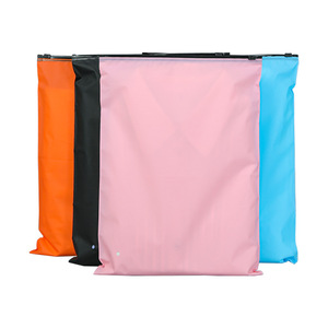 Sacs en plastique refermables à fermeture éclair personnalisés, noirs et roses, mats, givrés, biodégradables, pour t-shirts, vêtements, emballages - Product Image 1