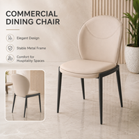 Chaise de salle à manger élégante et commerciale, rembourrée, dossier ovale beige, avec structure en métal noir, pour restaurant, hôtel, hôtellerie