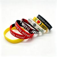 Bracelet en silicone personnalisé avec logo, imperméable et résistant aux déchirures, disponible en couleurs PMS, idéal pour les rassemblements étudiants et les cadeaux promotionnels