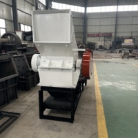 Ce concasseur à marteaux mobile le plus vendu est personnalisable et adapté à l'extraction d'or, avec une taille de particules de décharge inférieure à 5 mm.