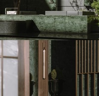 Marbre vert bronze naturel, base vert-bleu profond avec veines fluides pour mur d'accentuation et plan de travail