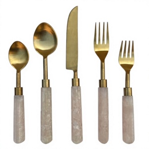 Juego de cubiertos estilo vintage con mango de resina y acero inoxidable con acabado dorado mate PVD, juego de cuchara y tenedor al mejor precio. - Product Image 1