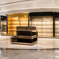 Mueble de Exhibición LED de Pared y Isla Escalonada para Tienda de Regalos, Solución Integral para Exhibición de Chocolate, Nueces y Productos de Color Dorado Champán y Negro, Ideal para Tiendas Minoristas y Duty Free