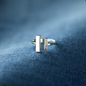 Anello Quadrato Aperto con Zirconi per Donne, Gioiello Minimalista e Trendy per Uso Quotidiano - Product Image 4