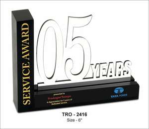 Trophée de reconnaissance de service longue durée pour les employés, avec design découpé en acrylique et base solide, pour récompenser les parcours de carrière et les étapes importantes. - Product Image 3