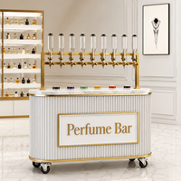 Vitrine d'exposition de parfums illuminée sur mesure, mobilier haut de gamme pour boutique de parfums, design de boutique de parfums