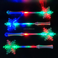 Bâtons lumineux LED flocon de neige pour enfants, baguettes féériques clignotantes colorées, avec interrupteur à bouton portable, pour événements de fête de Noël, cadeaux inclus