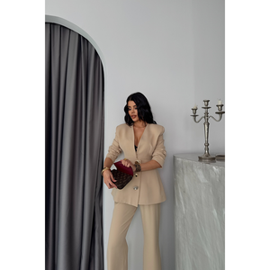 Conjunto de Chaqueta y Pantalones Formales de Diseño Beige con Detalles de Botones Metálicos, Colección de Verano - Product Image 2