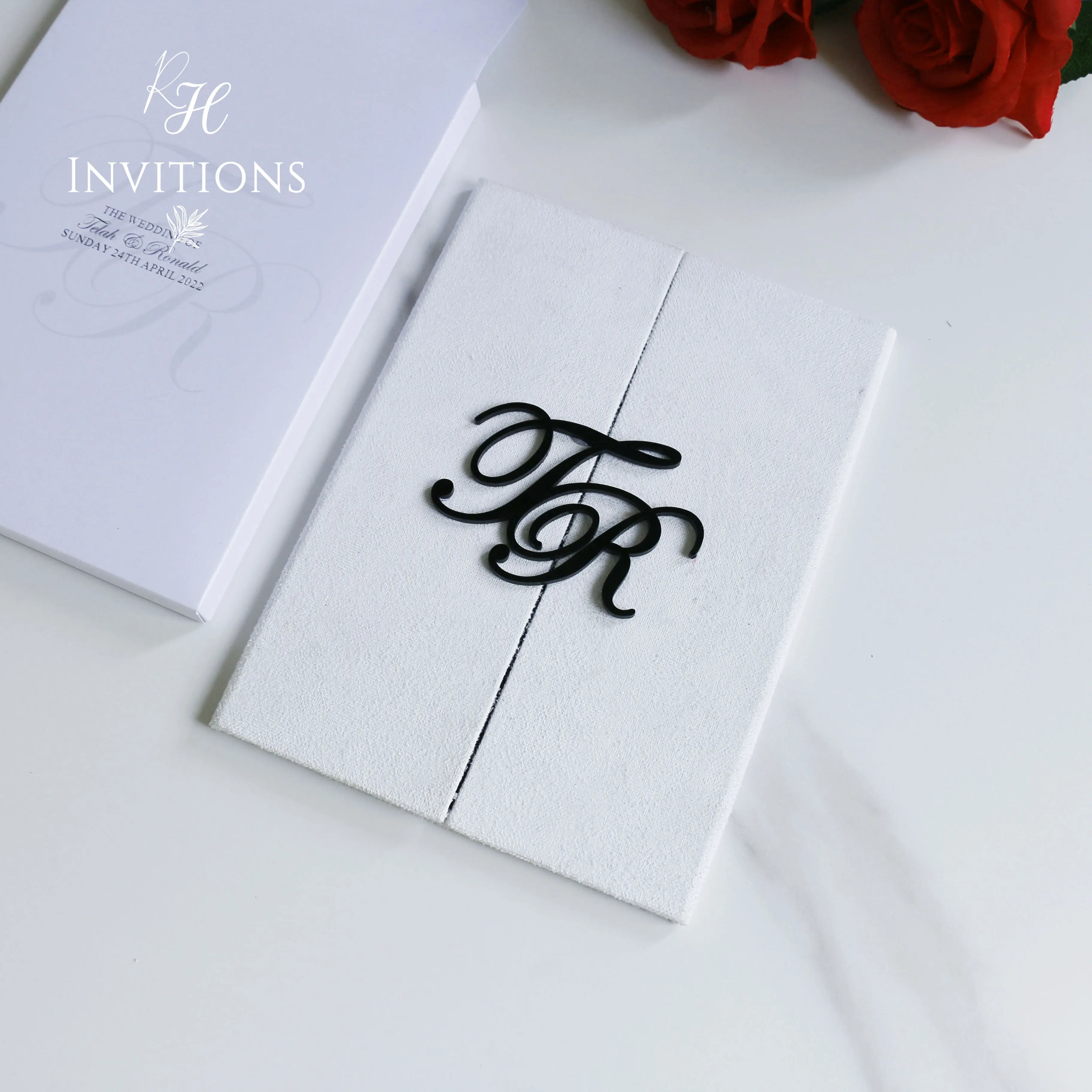 Özelleştirilmiş beyaz süet kumaş ciltli düğün davetiyeleri kağıt düğün kartları ve kişiselleştirilmiş akrilik harfleri