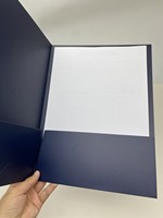 Carpeta de Documentos Personalizada para Oficina, Color Azul Marino, con Logotipo Plateado Estampado en Caliente