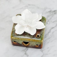 Diffuseur d'huiles essentielles en céramique naturelle pour la décoration de la maison, avec fleur faite à la main