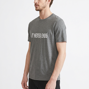 Camiseta Gris de Manga Corta para Hombre con Estampado de Letras Blancas 'It Never Ends', Cuello Redondo, Corte Regular Informal, Camiseta de Algodón Jersey - Product Image 3