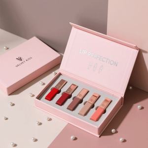 Boîte d'emballage de luxe personnalisée en carton magnétique étanche pour cosmétiques et rouges à lèvres avec lamination mate, gaufrage et doublure en éponge - Product Image 2