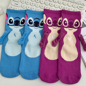 Calcetines Stitch para Mujer, Diseño de Anime y Dibujos Animados, Calcetines Medios Holgados, Lindos con Diseño de Manos Entrelazadas, Transpirables y Absorbentes de Sudor, Morado y Azul - Product Image 5