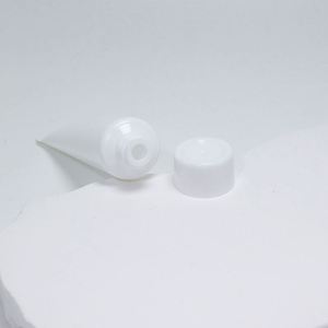 Tube de rouge à lèvres en plastique personnalisé avec bouchon à vis doré/argenté, tube rond pour emballage souple compressible - Product Image 5