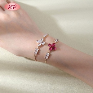 Bracelet ajustable tendance pour femme, en alliage de cuivre plaqué or 18 carats, avec zircon et motif trèfle rouge, idéal pour un anniversaire – Création professionnelle - Product Image 4