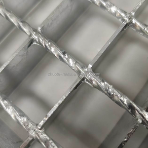 Marchepieds en acier dentelé antidérapant avec finition galvanisée à chaud pour passerelles, entrepôts et escaliers extérieurs - Product Image 5