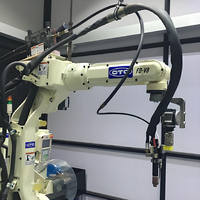 Robot de soudage robotisé OTC FD-V8 avec une charge utile de 8 kg, entraînement électrique, protection IP65, garantie d'un an, soudeuse à l'arc DM350