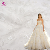 Tissu en dentelle de tulle brodé floral 3D exquis de qualité supérieure avec sequins, tissu en filet transparent doux pour robe de mariée, vente en gros, couleur personnalisée