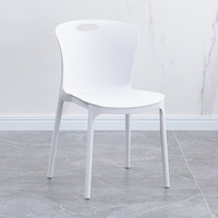 Ensemble de table et 4 chaises empilables en plastique coloré de style nordique moderne pour restaurant et maison, vente en gros pour usage en centre commercial
