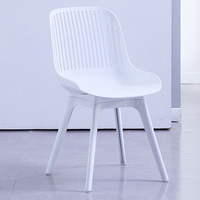 Chaise de salle à manger en plastique PP avec fente verticale, creuse et respirante, coussin amovible, et quatre pieds en plastique noir pour café et salon de thé