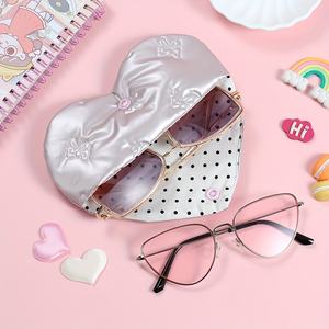 נרתיק למשקפיים עם לב מובלט ורוד מעור PU עם נרתיק לאחסון משקפיים בצורת לב, נרתיק עם לב מובלט, אביזר למשקפיים - Product Image 1