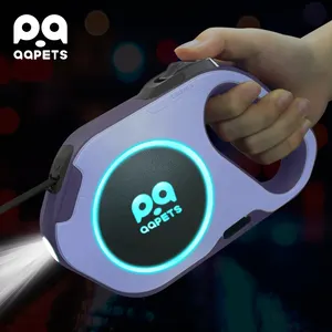 QQPETSرباط كلب قابل للسحب مزود بمصباح فلاش LED مضيء تصميم مخصص شعار قابل للتعديل أوتوماتيكي متين للحيوانات الأليفة رابطة كلب