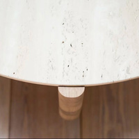 Table basse minimaliste Wabi-Sabi en travertin naturel avec des pieds en bois massif à courbe organique, meubles de luxe pour salon