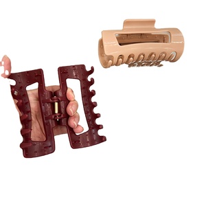 Pince à cheveux en résine souple de 13 cm pour femme, design simple, couleur unie, style griffe de requin, pour usage quotidien, décoration capillaire, protège l'arrière de la tête - Product Image 1