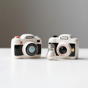 Set di Saliera e Pepiera in Ceramica a Forma di Fotocamera, Barattoli per <span class=keywords><strong>Spezie</strong></span> a Tema Fotografico Retrò per Decorazione Cucina, Regalo, 3,5 X 2,4 Pollici - Product Image 1