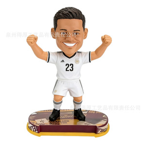 Figura de jugador de fútbol con cabeza oscilante, número 23, en pose de celebración con camiseta, decoración deportiva de escritorio, adorno coleccionable. - Product Image 1