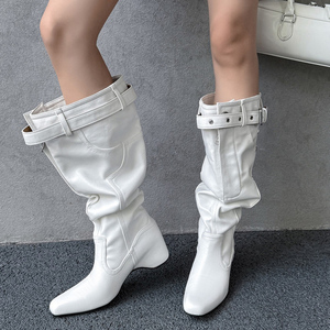 Bottes longues pour femme, personnalisées, d'hiver, style western, à coupe ample et plissée, avec talons compensés hauts, boucles de ceinture sur le dessus et effet baggy - Product Image 1