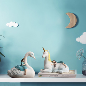 รูปปั้นเด็กหญิงกับกวางสไตล์นอร์ดิก งานฝีมือเรซิ่น ตกแต่งบ้าน รูปทรงสัตว์สวยงาม - Product Image 5