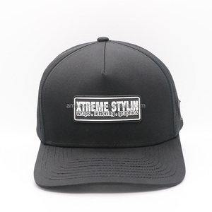 Gorras de Béisbol Deportivas Personalizadas con 5 Paneles Perforados, Negras, 100% Poliéster Velour, con Parche de Goma con Diseño de Hojas - Product Image 1