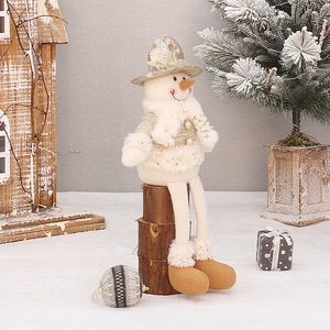 Accessoires de Noël en tissu beige représentant Père Noël et un bonhomme de neige pour décorations intérieures, utilisation en salon. - Product Image 3