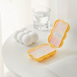 Boîte organisatrice portable en forme de nuage à 6 compartiments, en plastique, pratique, avec un design élégant pour le rangement des pilules - Product Image 1