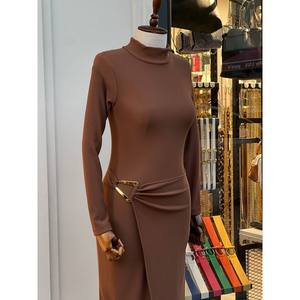 Robe pull moulante élégante pour femme à col roulé avec détail boucle et fente, taille naturelle, en tissu respirant - Product Image 1