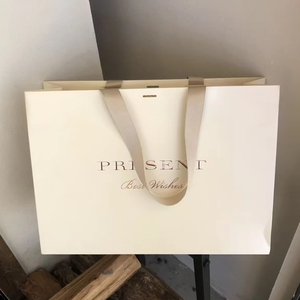 <span class=keywords><strong>Sac</strong></span> en papier personnalisé avec logo doré et poignée en soie dorée, idéal pour l'emballage <span class=keywords><strong>de</strong></span> vêtements et le shopping - Product Image 5