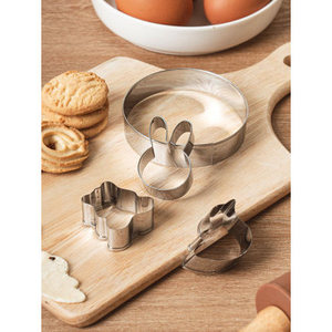 Set di stampi per biscotti animali giapponesi in acciaio inossidabile di 4 forme e colori personalizzabili per frese per biscotti - Product Image 1