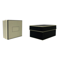 Boîte cadeau en carton imprimée personnalisée avec logo noir, base du couvercle blanc, doublure en éponge pour bijoux et montres, stratification mate