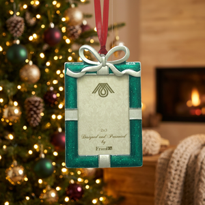 Mini cadre photo décoratif de Noël en métal argenté avec ruban, 2x3 pouces, peint - Product Image 3